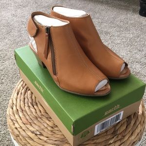 🌎 Earth Kristy Wide Sand Brown Leather Wedge Sandals ~ Size 7D